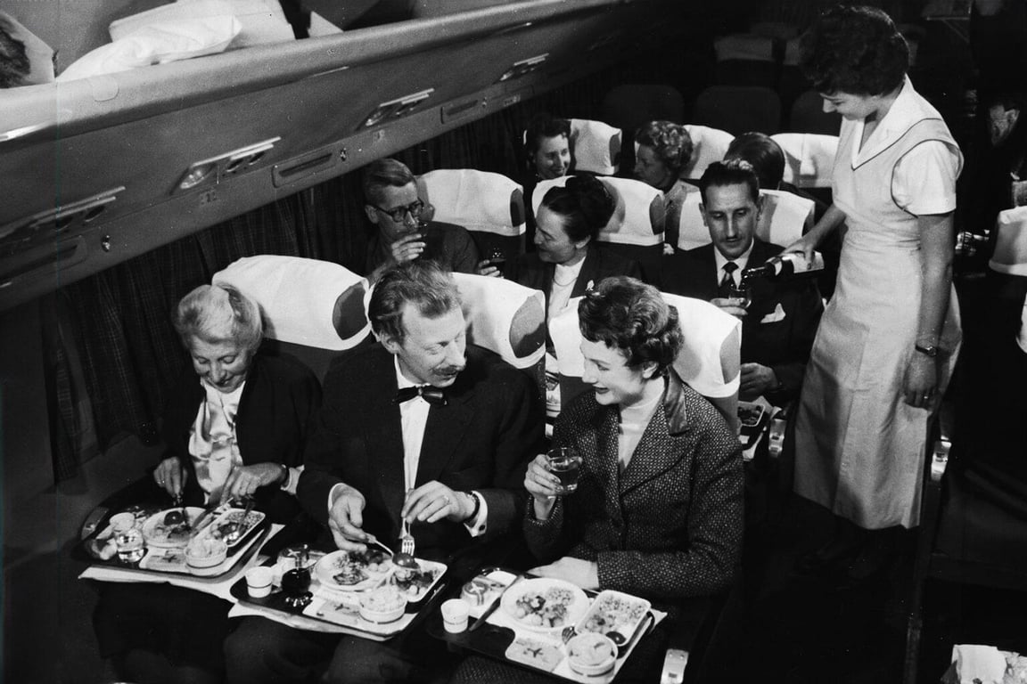 Подача їжі в літаку Pan Am Boeing 377 Stratocruiser на початку 1950-х років