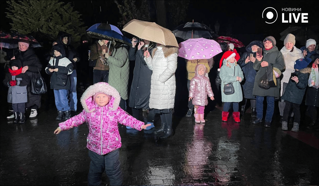 В Одессе засияла главная елка города — как это было, фото - фото 1