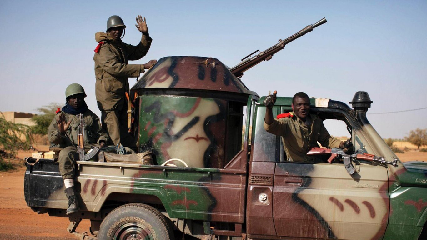 В Судане вспыхнули бои между армией и силами быстрого реагирования Африки: детали