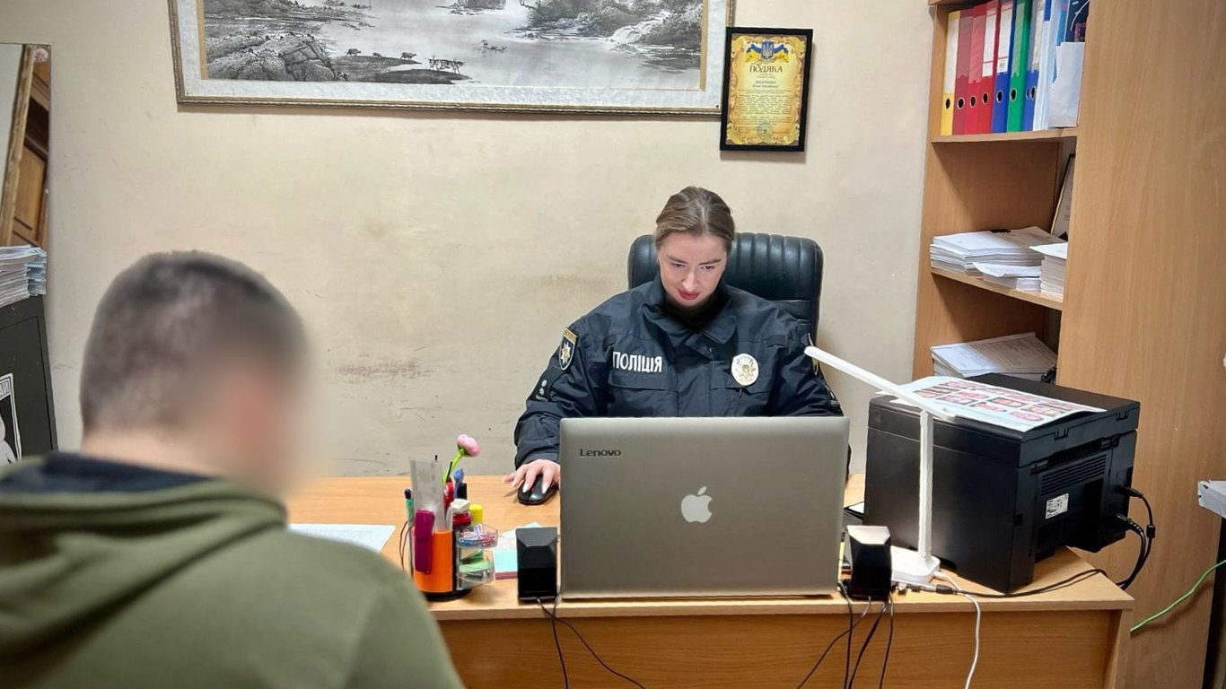 Притворилися полицейскими и украли телефон — в Одессе обокрали подростка