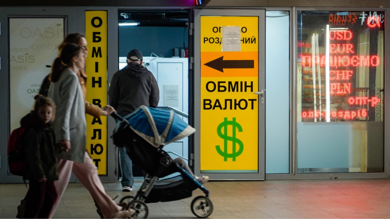 Курс 2 августа — в Украине активно дешевеет валюта
