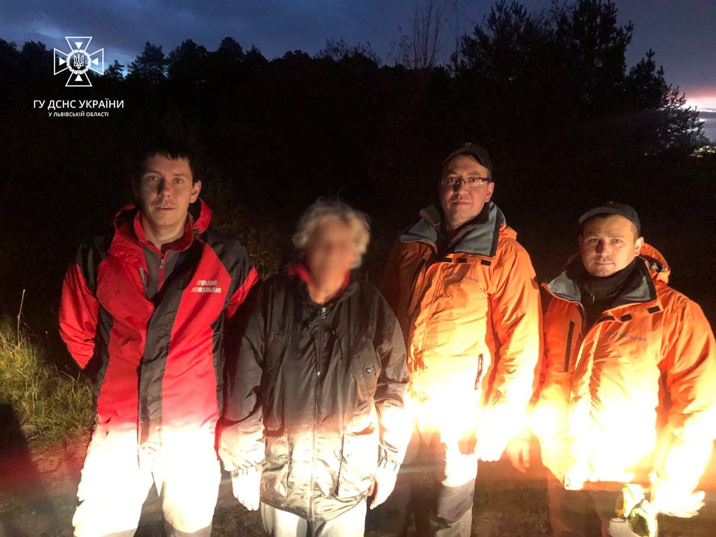 Рятувальники та жінка, яка заблукала в лісі у Львівській області