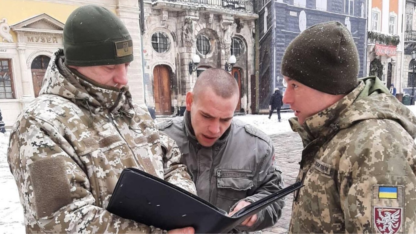 У ТЦК пояснили, чому їхні працівники самі не йдуть на фронт