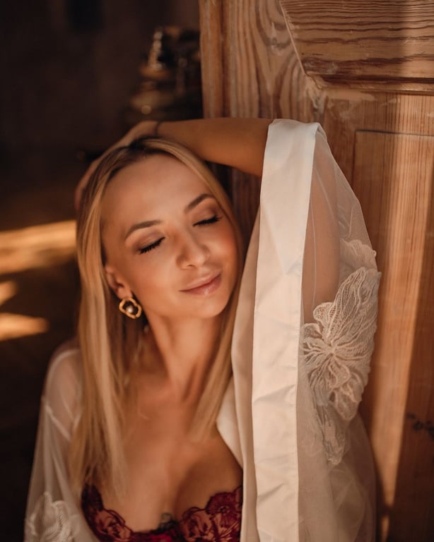 Зірка "Жіночого кварталу" розбурхала мережу вигинами в мереживній білизні - фото 2