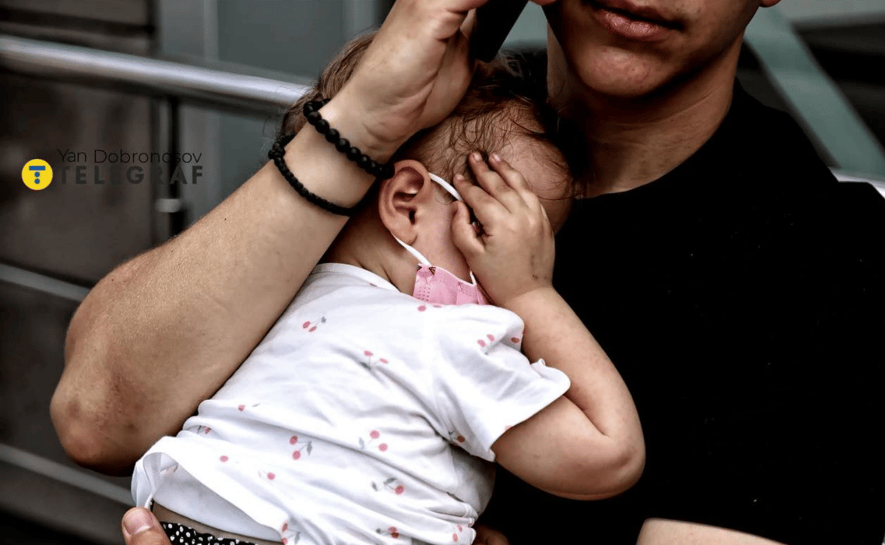 Дитина післі обстрілу лякарні в Києві, 8 липня.