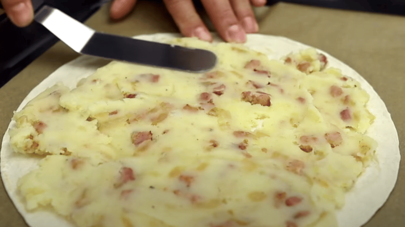 смачний сніданок з картоплі та бекону 