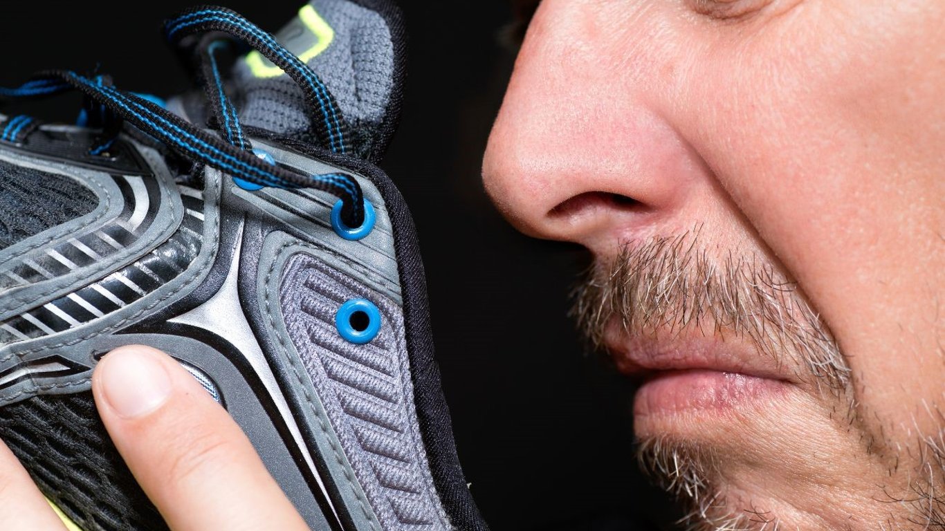 Як усунути неприємний запах з кросівок — лайфхаки на кожен день