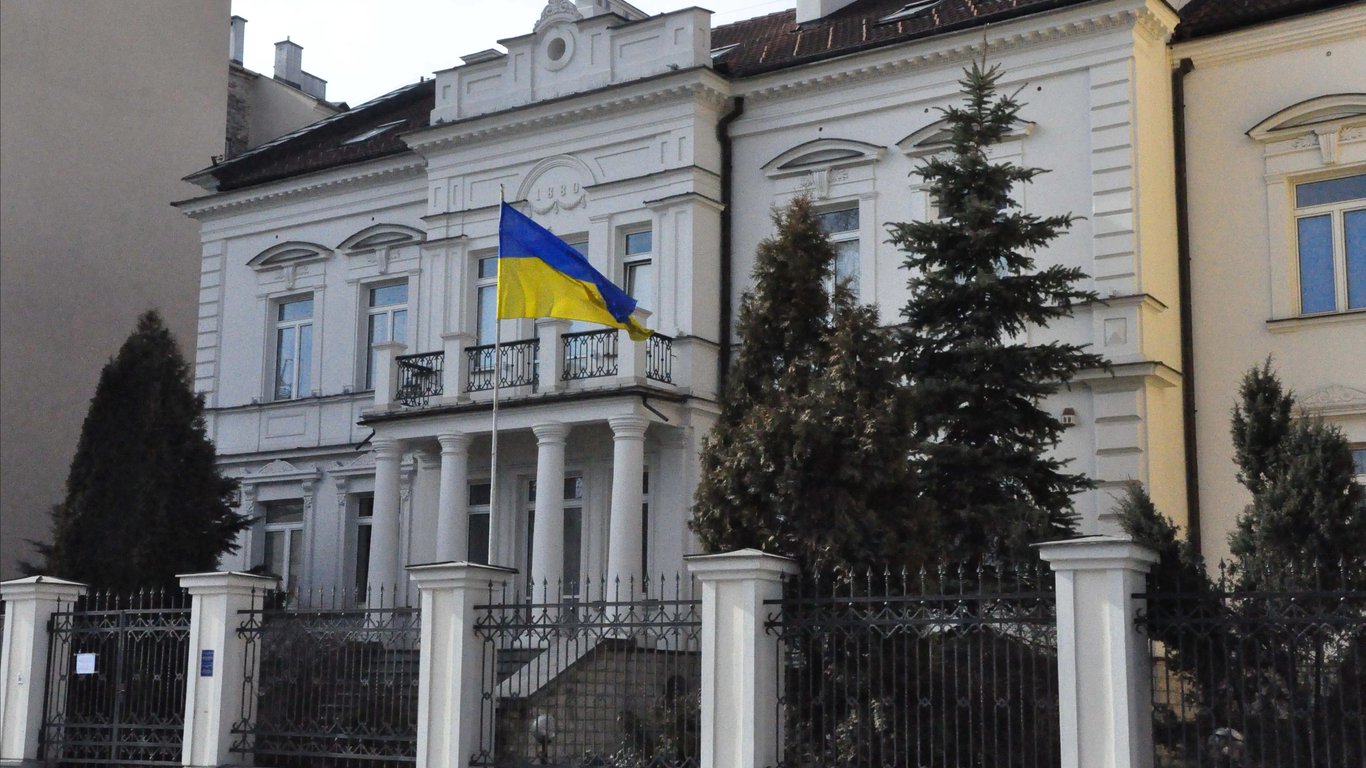 Всі консульства України припиняють надавати послуги чоловікам призовного віку