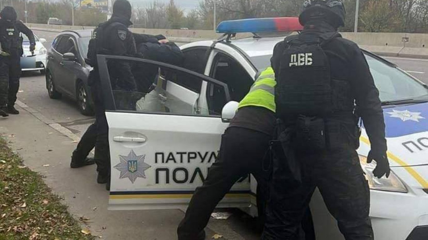 Двох одеських патрульних викрили на корупції — подробиці
