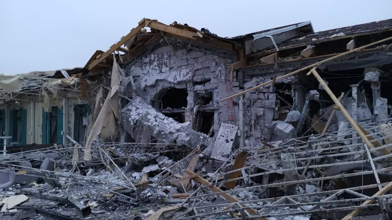 Россияне ударили ракетами по жилому комплексу в Запорожье: Куртев показал последствия