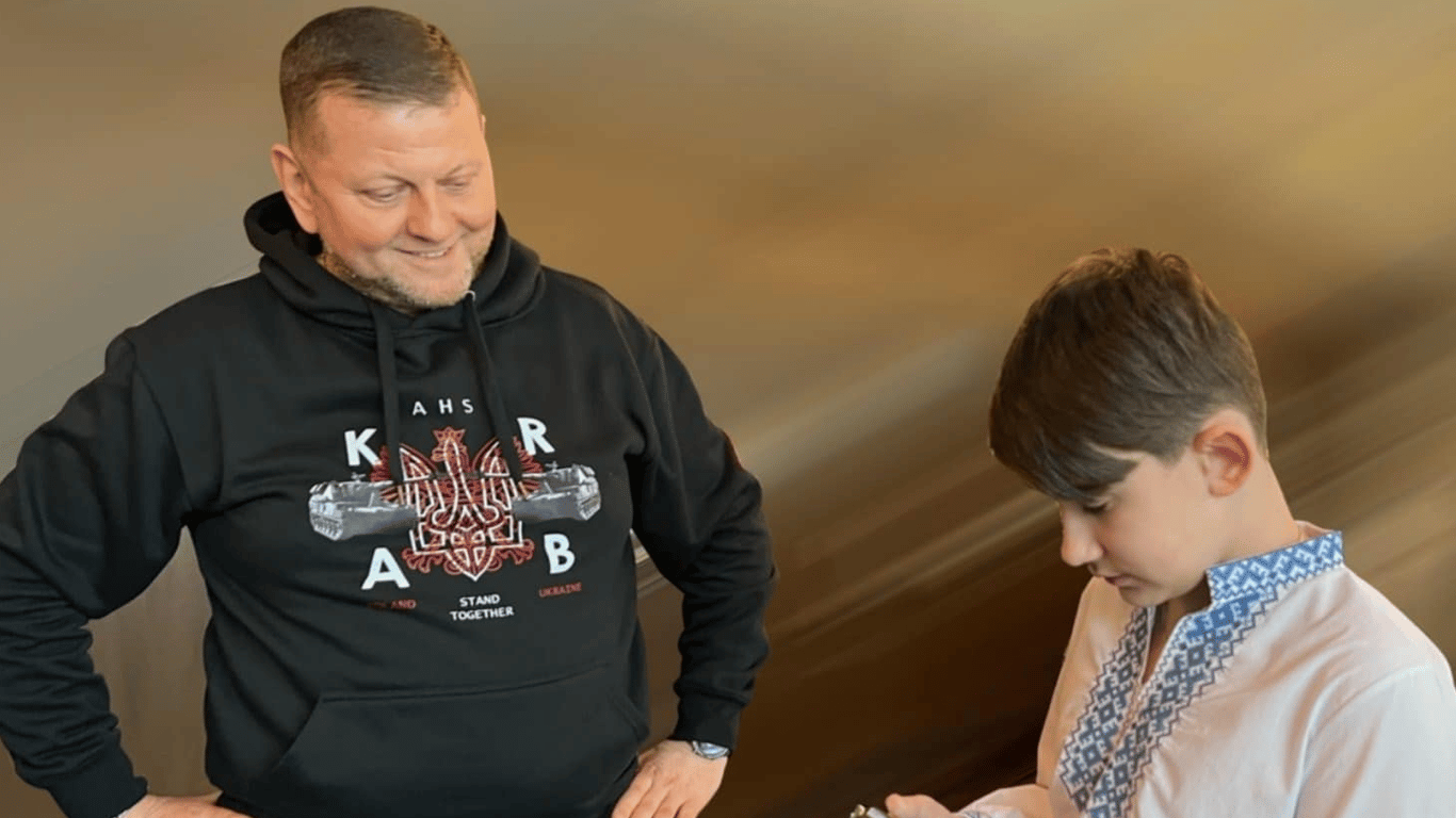Залужний зустрівся з юним художником з Бердянська - хлопчик передає гроші на потреби ЗСУ