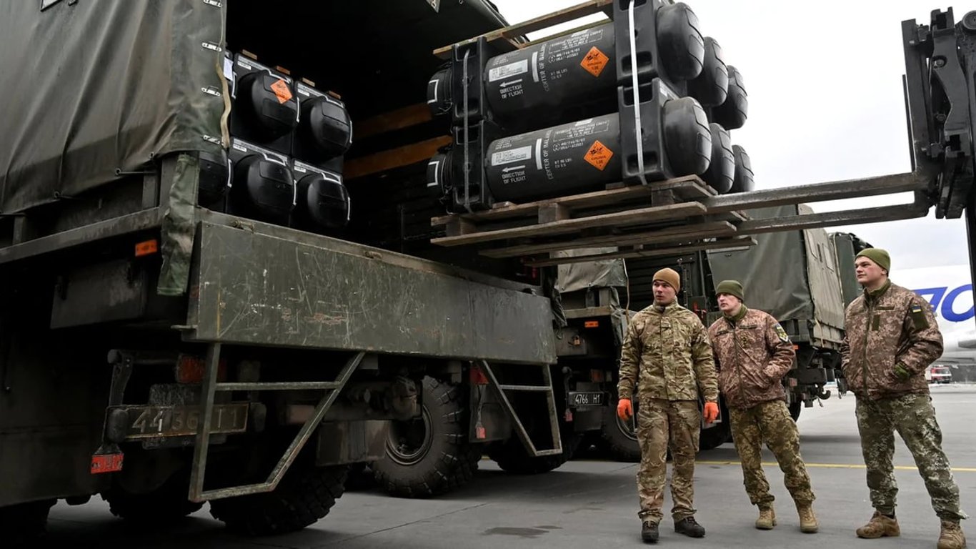 За рішенням Трампа наразі призупинена вся військова допомога Україні, навіть та, що вже перебуває у Польщі