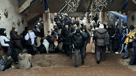 В Киеве люди прячутся в метро из-за угрозы атаки БпЛА — фото - 285x160