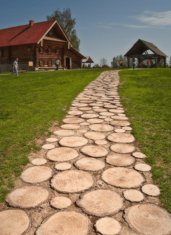 Дорожка из спилов дерева