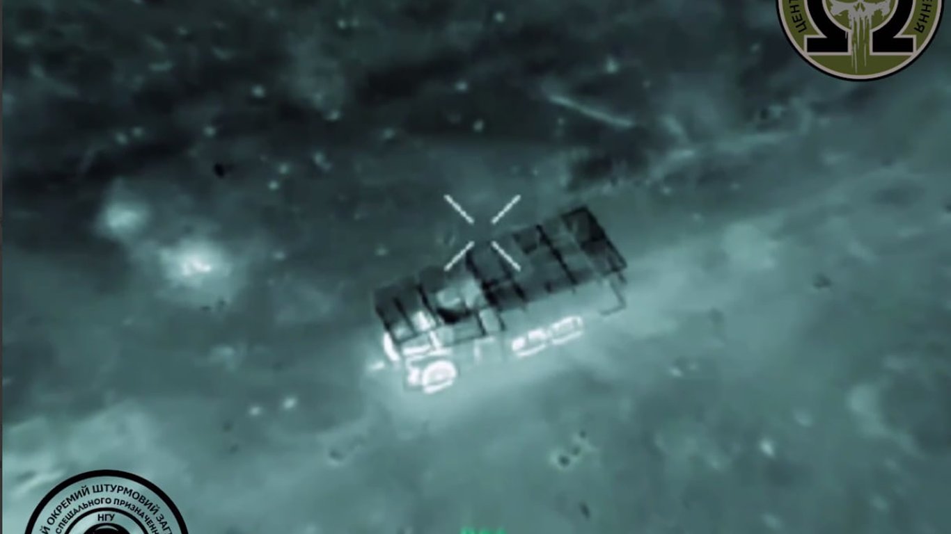 Командувач Нацгвардії показав вражаючі кадри нічного полювання дронів на окупантів