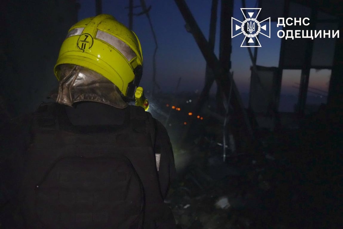 Влучання у житлові будинки — фото наслідків атаки на Одесу - фото 8