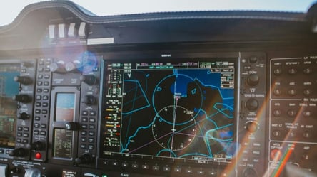 После атаки на GPS самолета главы ЕК в НАТО разработают защиту - 285x160