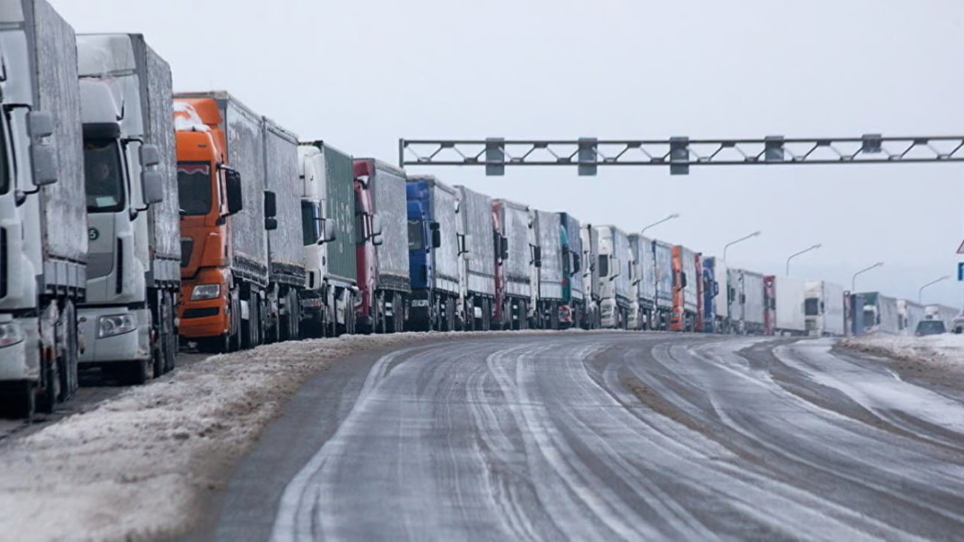 На кордоні з Польщею у чергах стоять 2600 вантажівок, — ДПСУ