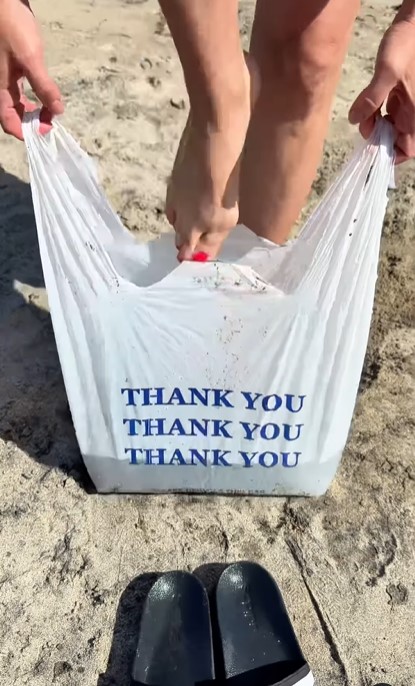 Турист поділився геніальним лайфхаком, як відмитись від піску - фото 2