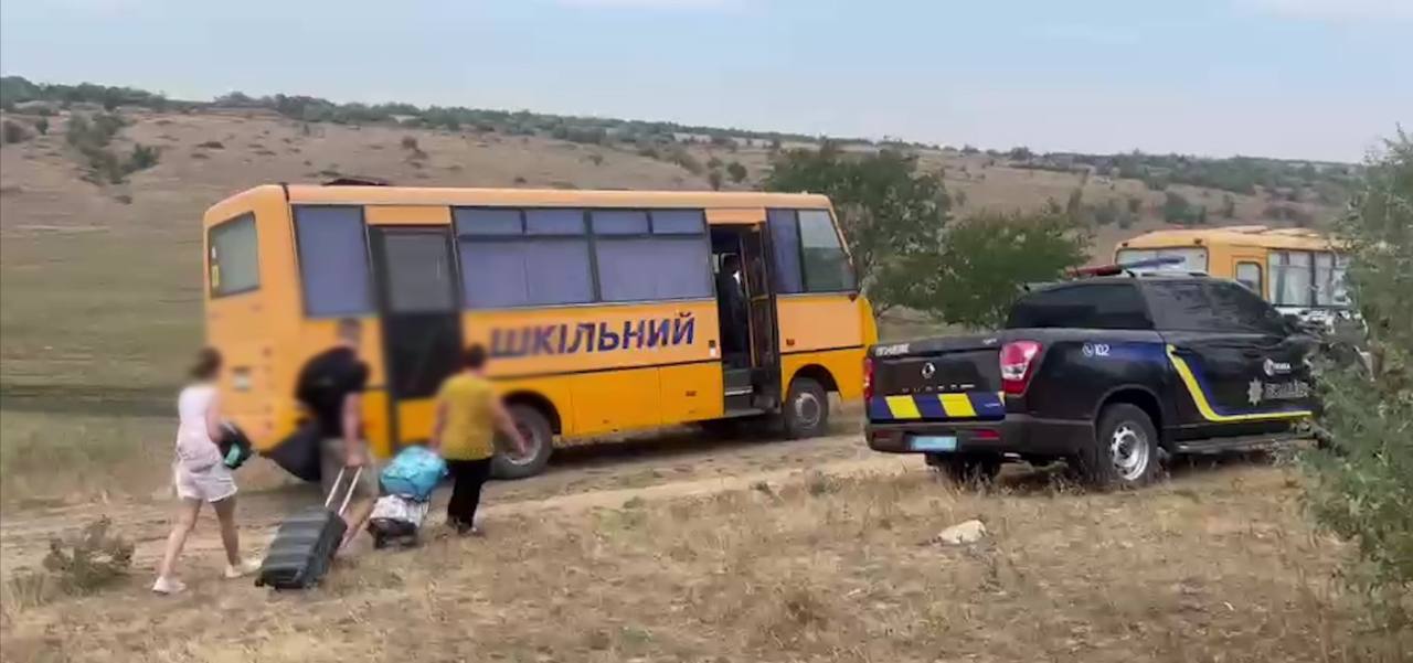 Пасажирів атакованого на Одещині потяга евакуюють автобусами