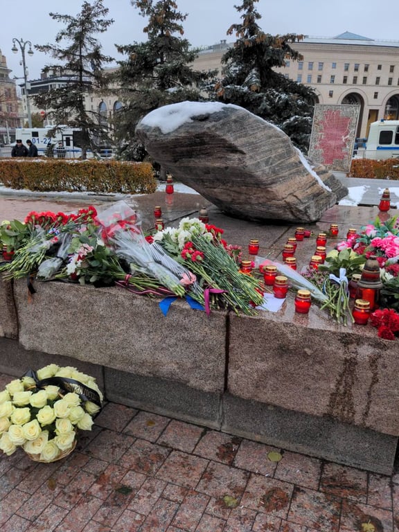 Цветы послов ЕС у Соловецкого камня в Москве