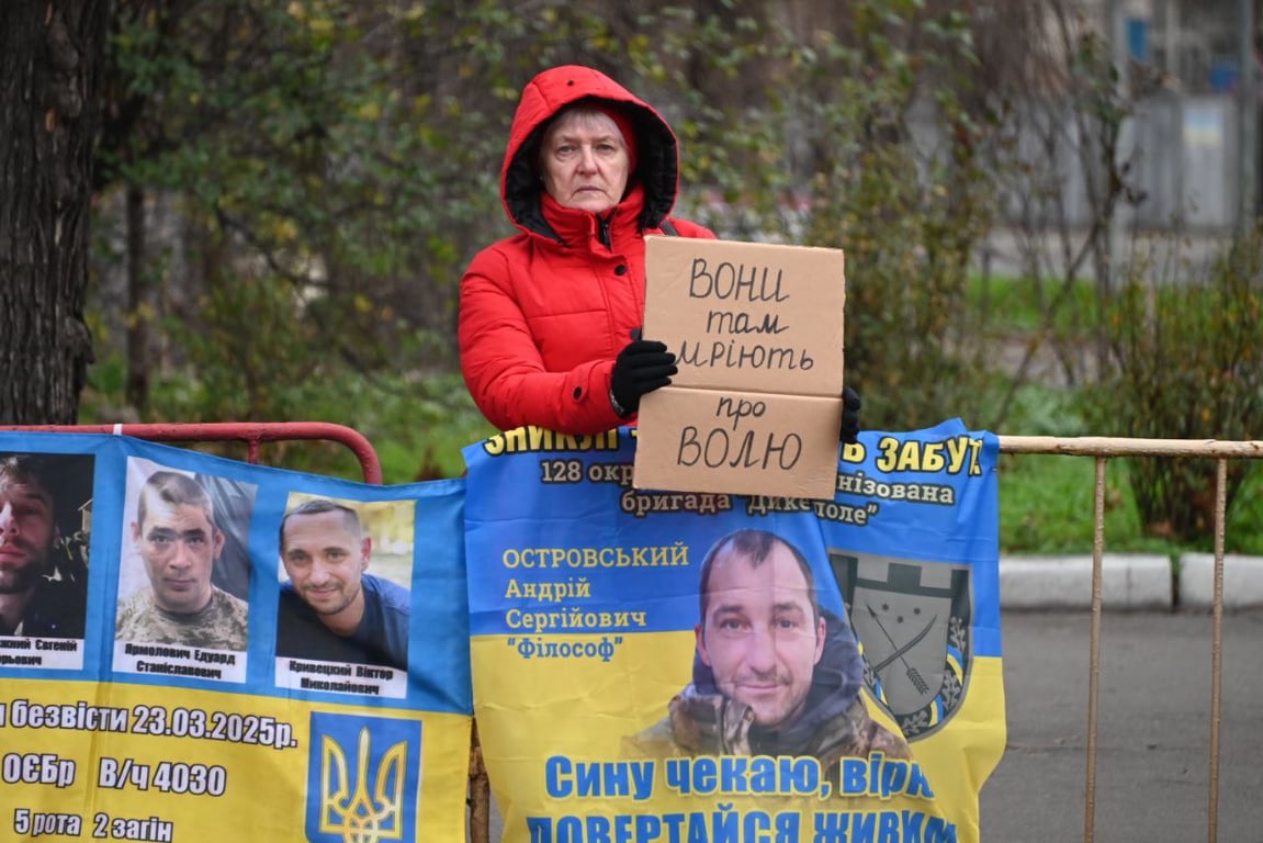Портрети військовополонених, які родини принесли на мітинг в Одесі.