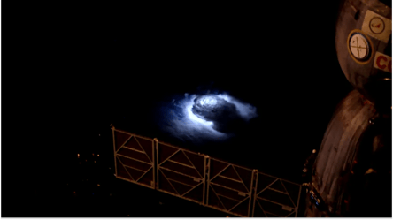 Астронавты используют новую космическую камеру, чтобы увидеть удары молнии на Земле - 285x160