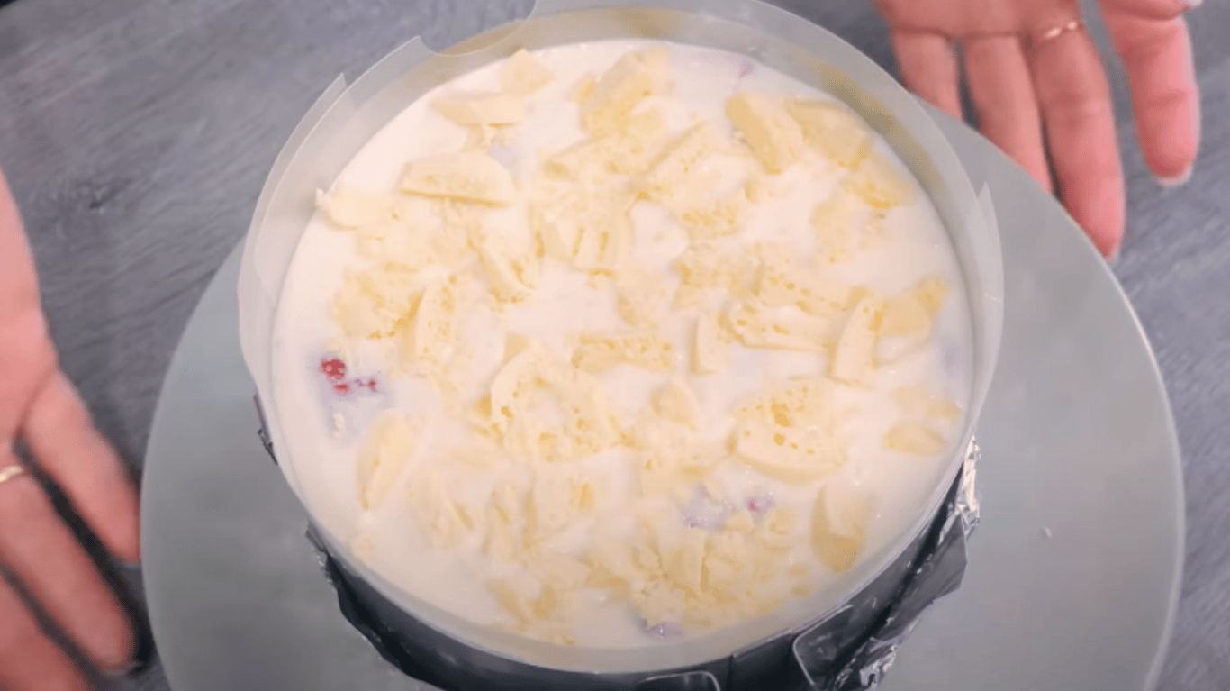 смачний сирно-фруктовий торт Бите скло з полуницею та бананами 