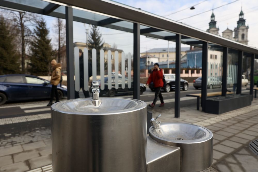 У Львові облаштували комфортну зону очікування громадського транспорту на перехресті Бандери й Чупринки