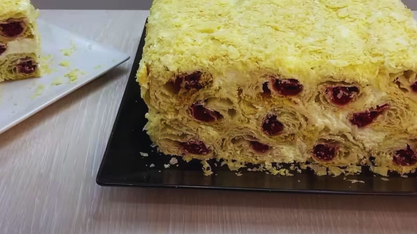 Смачний та швидкий торт з вишнями — відео рецепт