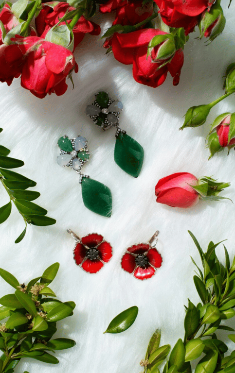 Квіткові мотиви у прикрасах знову в тренді