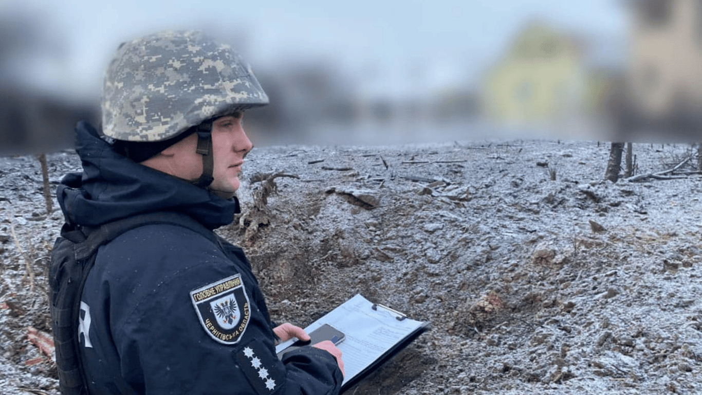 Обстріл Чернігова — у поліції показали наслідки падіння уламків ворожої ракети