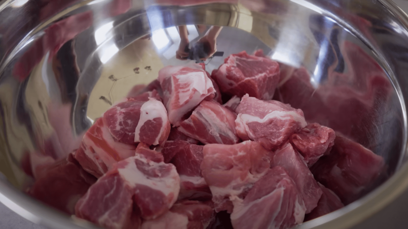 свинина по-грузинськи та сацебелі