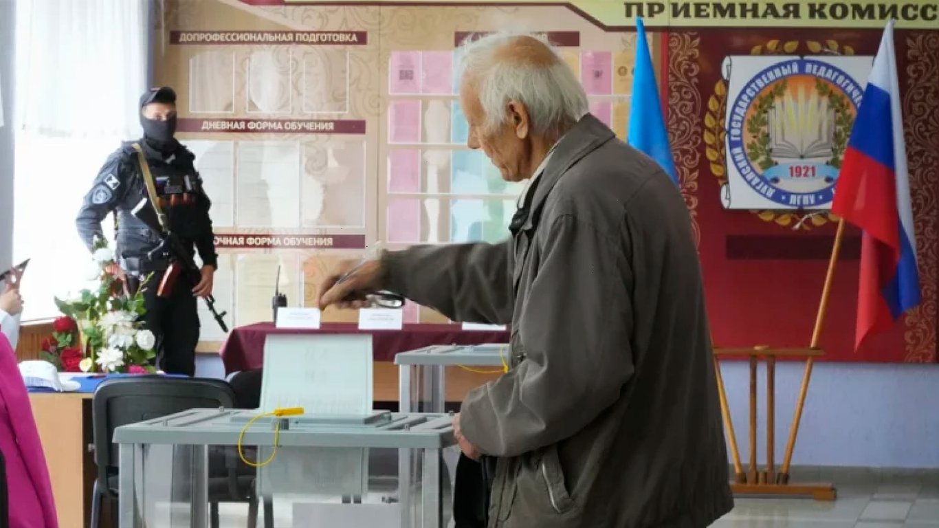 Собирал "голоса" на псевдореферендуме — в Херсонской области разоблачили коллаборанта