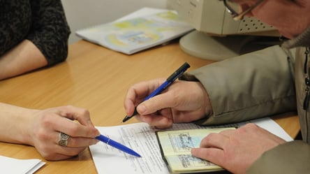 Зареєстрований, але живе за кордоном: що буде з субсидією на комуналку - 290x160