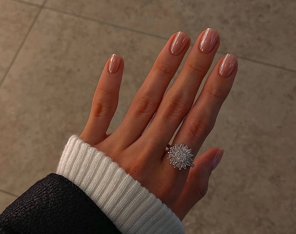 Манікюр з дзеркальною пудрою має розкішний вигляд