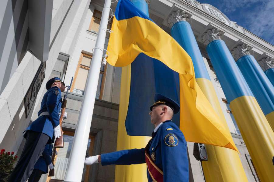 Біля Верховної Ради відбулась церемонія підняття прапора України - фото 3