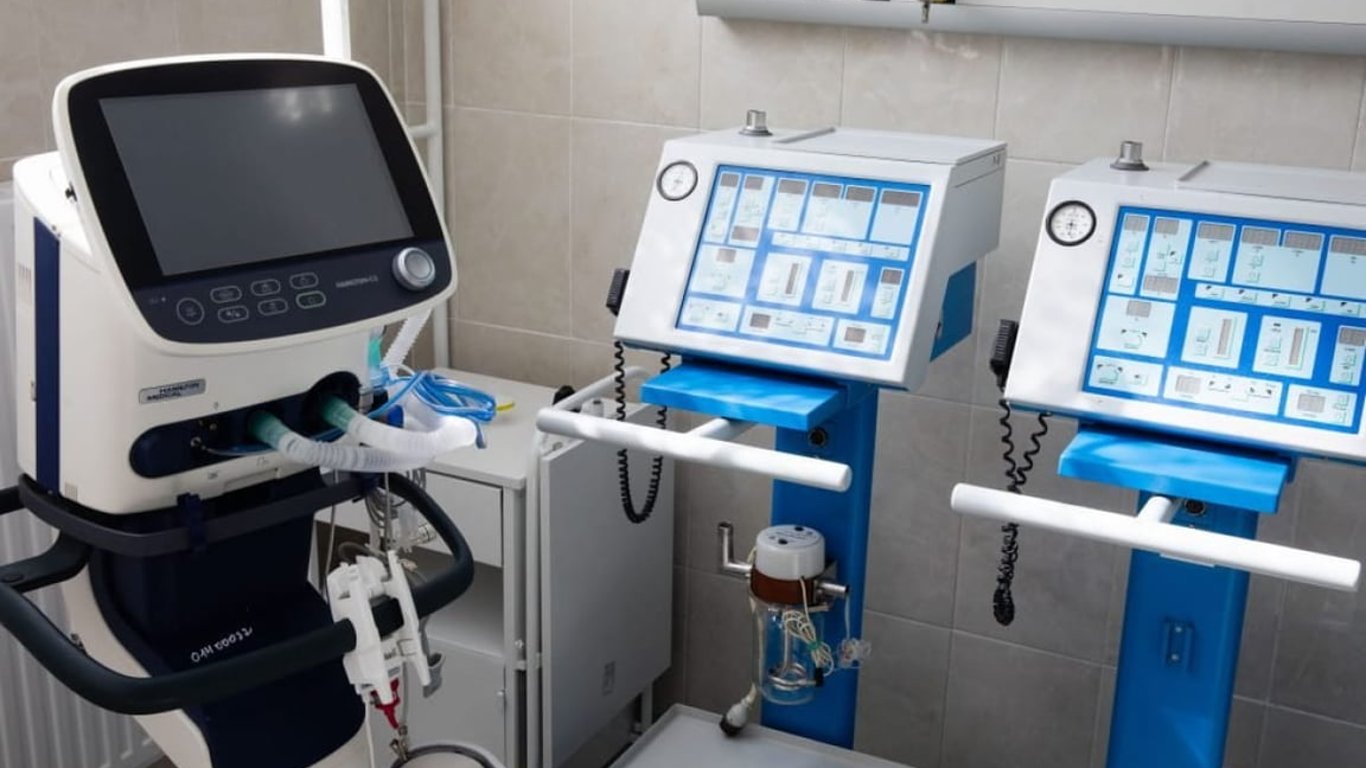 В одной из больниц Киевщины купили аппараты ИВЛ по завышенным ценам