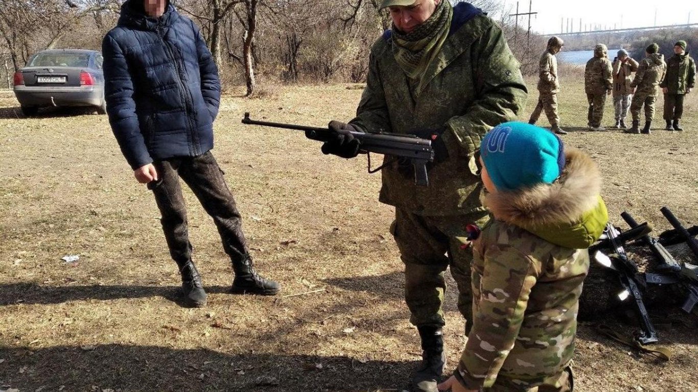 Бігати у протигазах та розбирати гвинтівку: звичайні будні російського підлітка