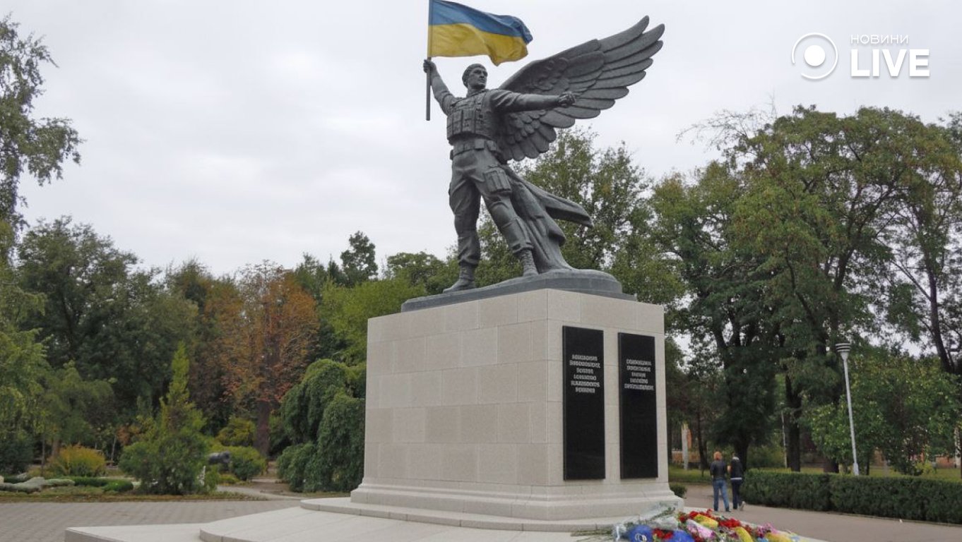 Скандальні пам'ятники Одеси очима ШІ