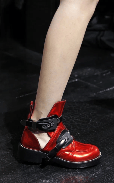 Чоботи з ремінем знову стали об'єктом бажання