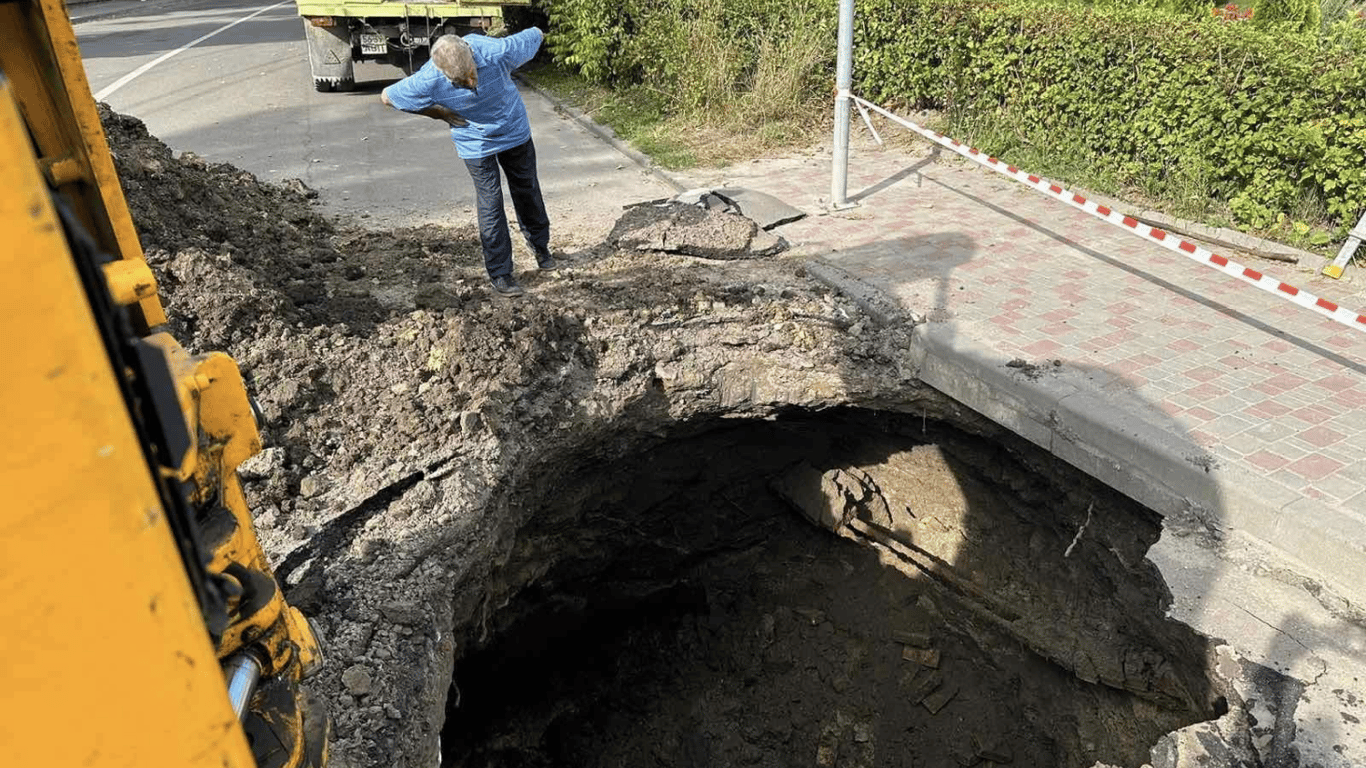 В Золочеве во Львовской области посреди дороги образовалась воронка глубиной 5 метров
