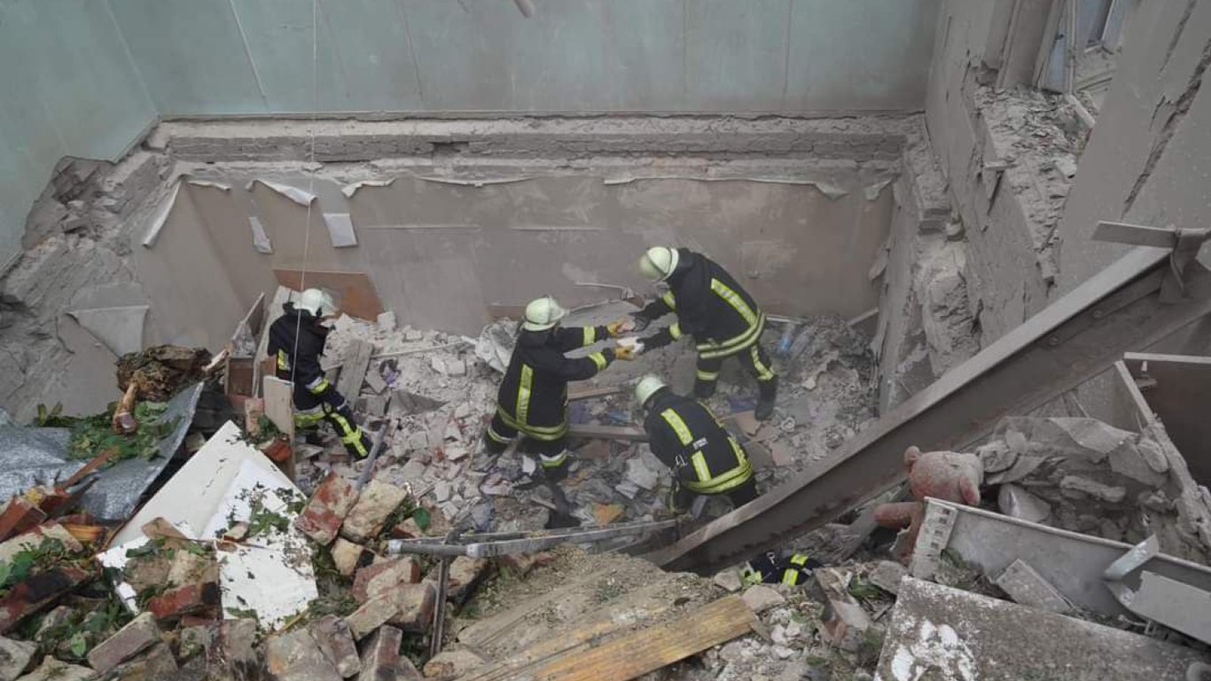 Ракетний удар по Львову: у ДСНС говорять, що в двох квартирах можуть бути люди