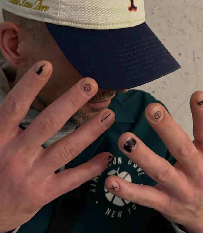 Відомі чоловіки теж почали фарбувати нігті