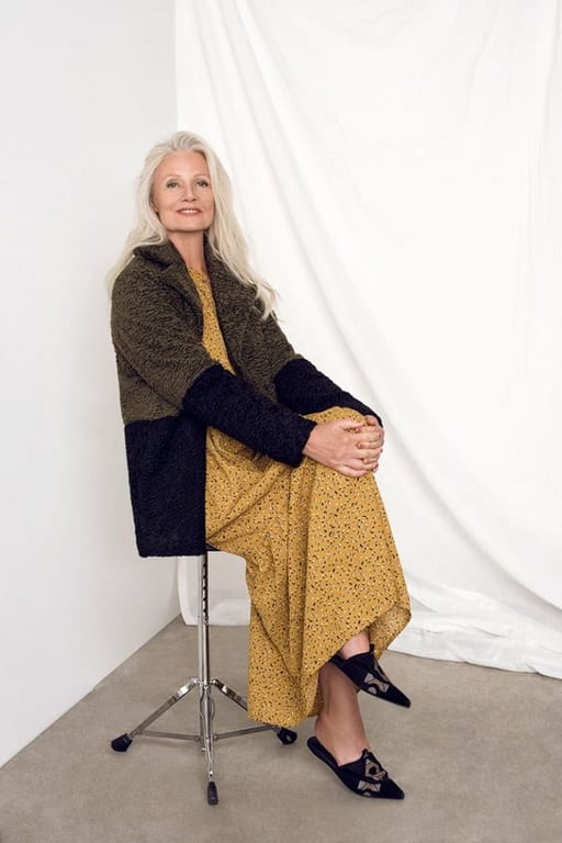 Женщина в возрасте в длинном платье и кофте