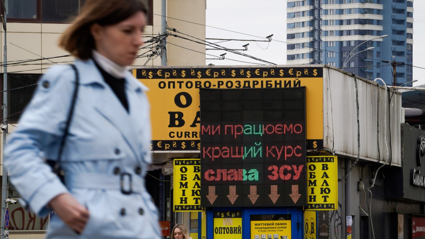 Валюта в Украине — украинцы потеряли интерес к покупке долларов в банках