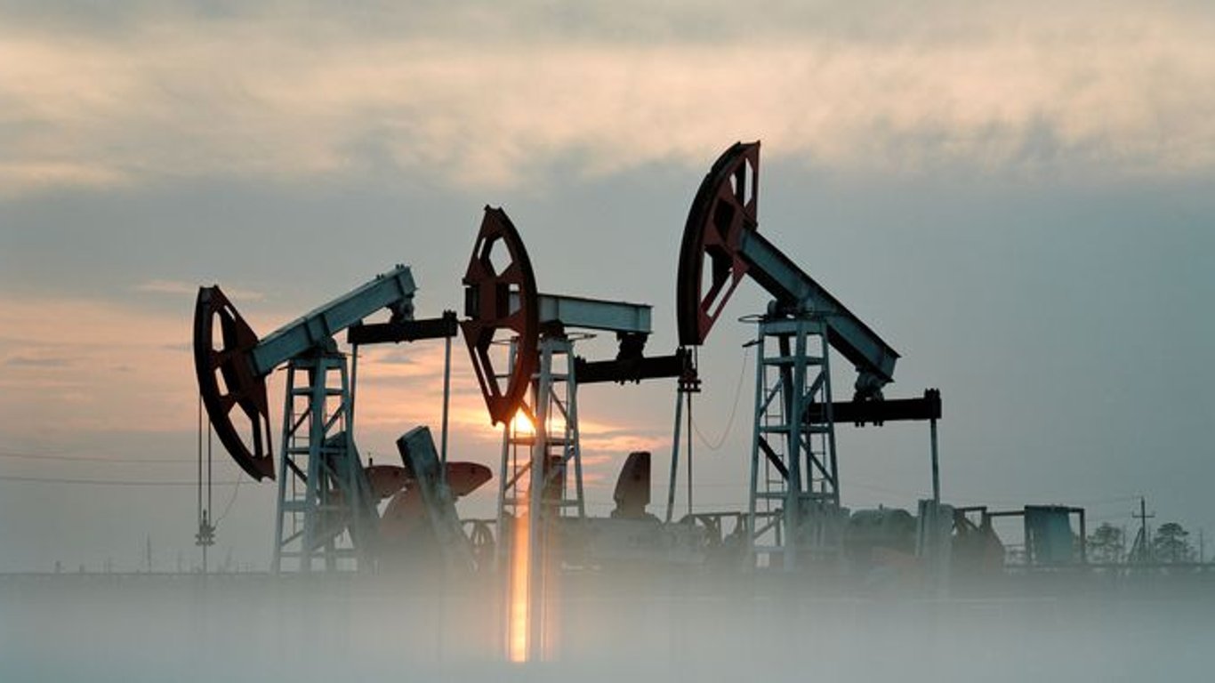 Цены на нефть — высокие запасы нефти в США не оказывают давления на стоимость