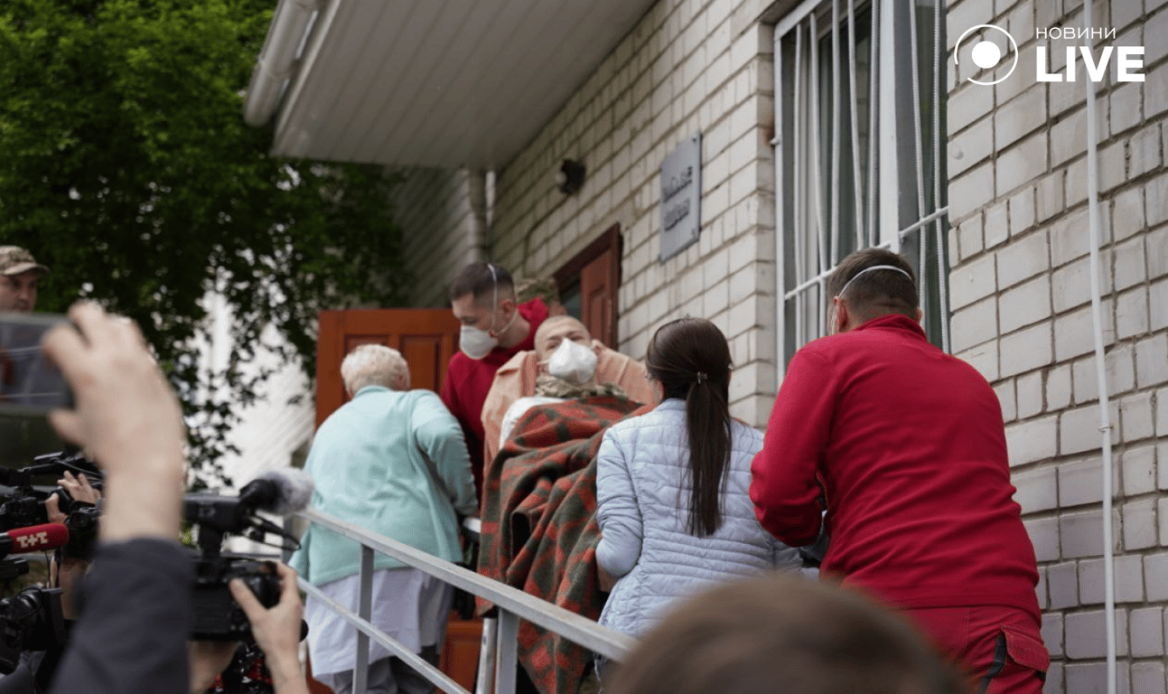 Доставлення звільненого воїна з полону до лікарні - фото