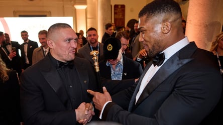 Усик сделал Джошуа неожиданный подарок — как отреагировал Энтони - 285x160