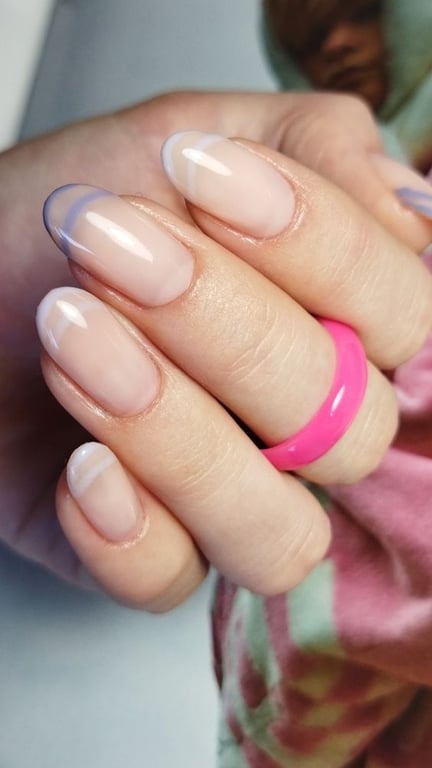 Стильный прозрачный френч на короткие ногти